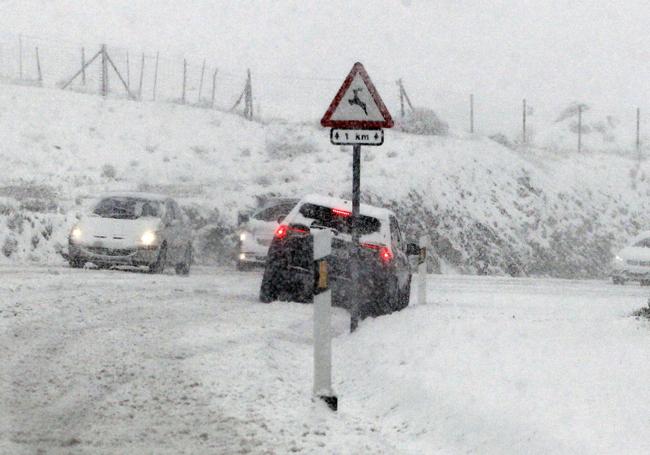 Un vehículo sufre las consecuencias de una nevada el año pasado en Segovia.