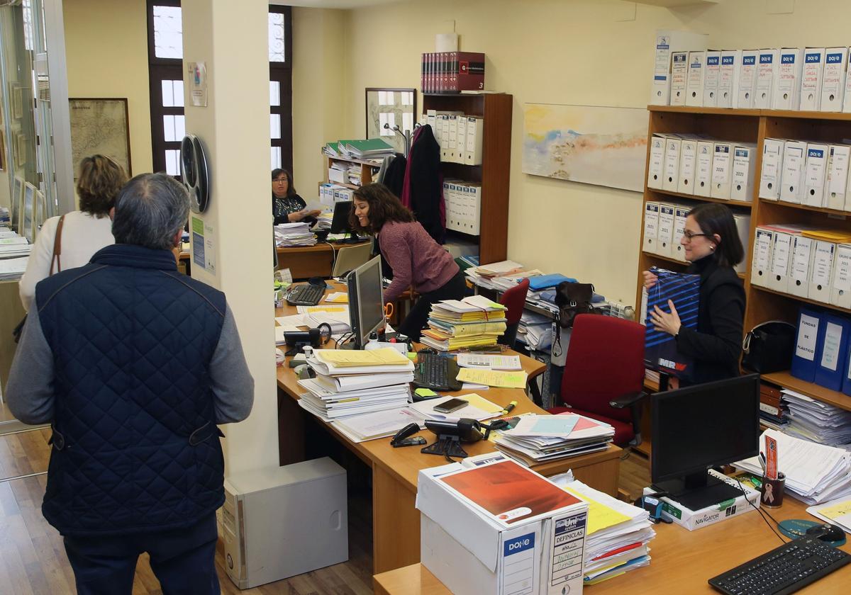 Asesoras y fiscalistas atienden a sus clientes en una gestoría del centro de la ciudad de Segovia, este jueves.