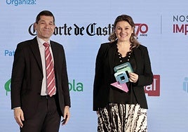 El director corporativo de Galletas Gullón, Paco Hevia, entrega el galardón a la cofundadora de Medgon, Estíbaliz González.