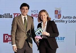 Premio Especial a Renault que recogió la directora de Comunicación de Renault Group Iberia, Mercedes García de manos del responsable de Relaciones Institucionales de Iberdrola, Ignacio Antolín.