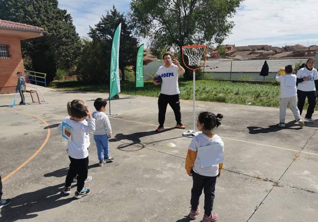 Los más pequeños practicando baloncesto