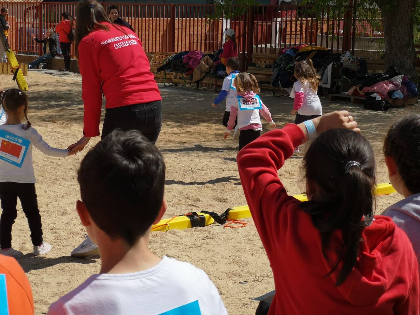 Los niños practican deporte con los deportistas de Socorrismo y Salvamento de CyL