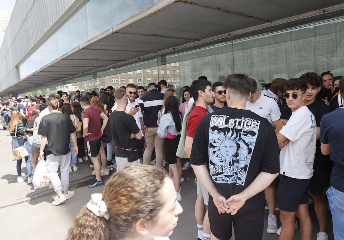 Colas en La Balastera para conseguir la entrada para la fiesta de ITA el año pasado.