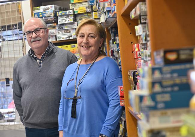 Jesús Diez y Pilar Alonso posan junto a diferentes maquetas.