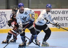 Dos jugadores del CPLV, en el encuentro ante Asiago.