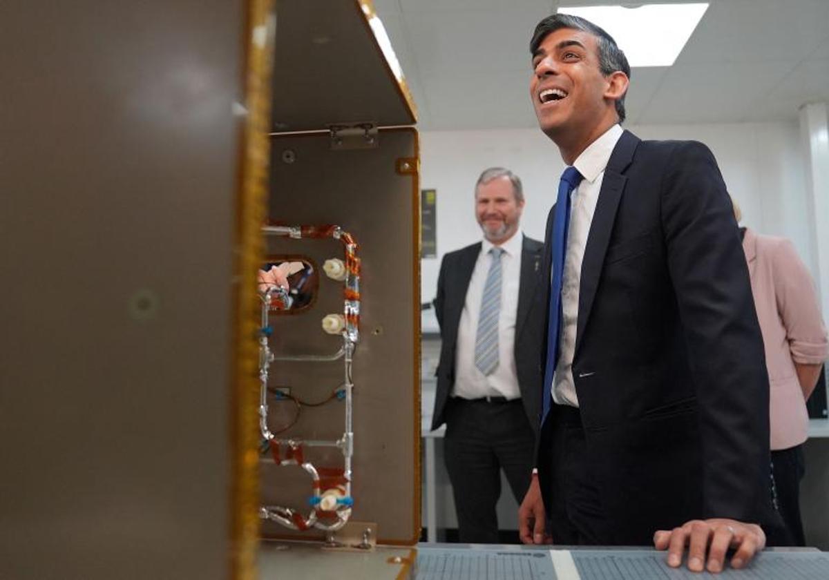 Rishi Sunak, durante una visita a la fábrica de Airbus en Stevenage.