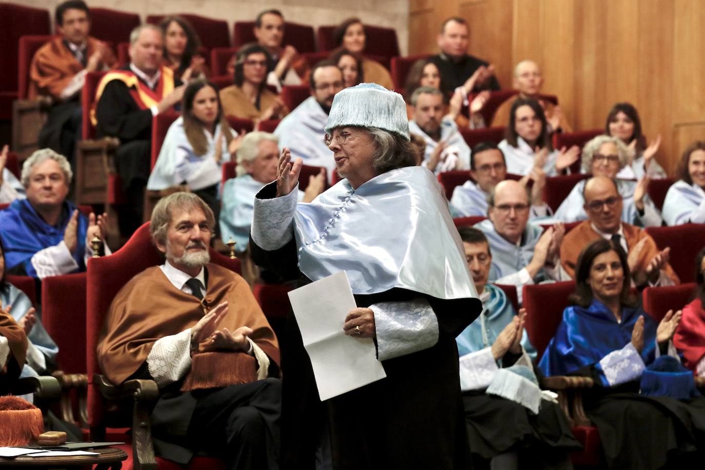 Carmen Sarmiento, en primer término, y Hans Pretzsch, aplaudiendo detrás, durante su investidura como doctores honoris causa.