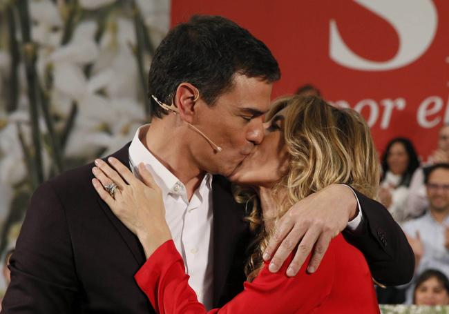 Pedro Sánchez y su esposa se besan en un acto electoral del PSOE.