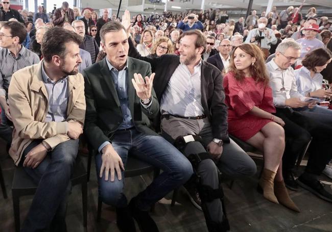 Sánchez, entre Tudanca y Puente, en el mitin que ofreció en mayo de 2023 en Valladolid.