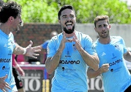 Rubén Yubero celebra un gol de la Segoviana.