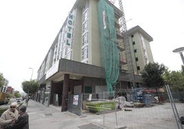 El edificio del antiguo hotel Tryp Sofía lleva en obras desde hace más de un año.