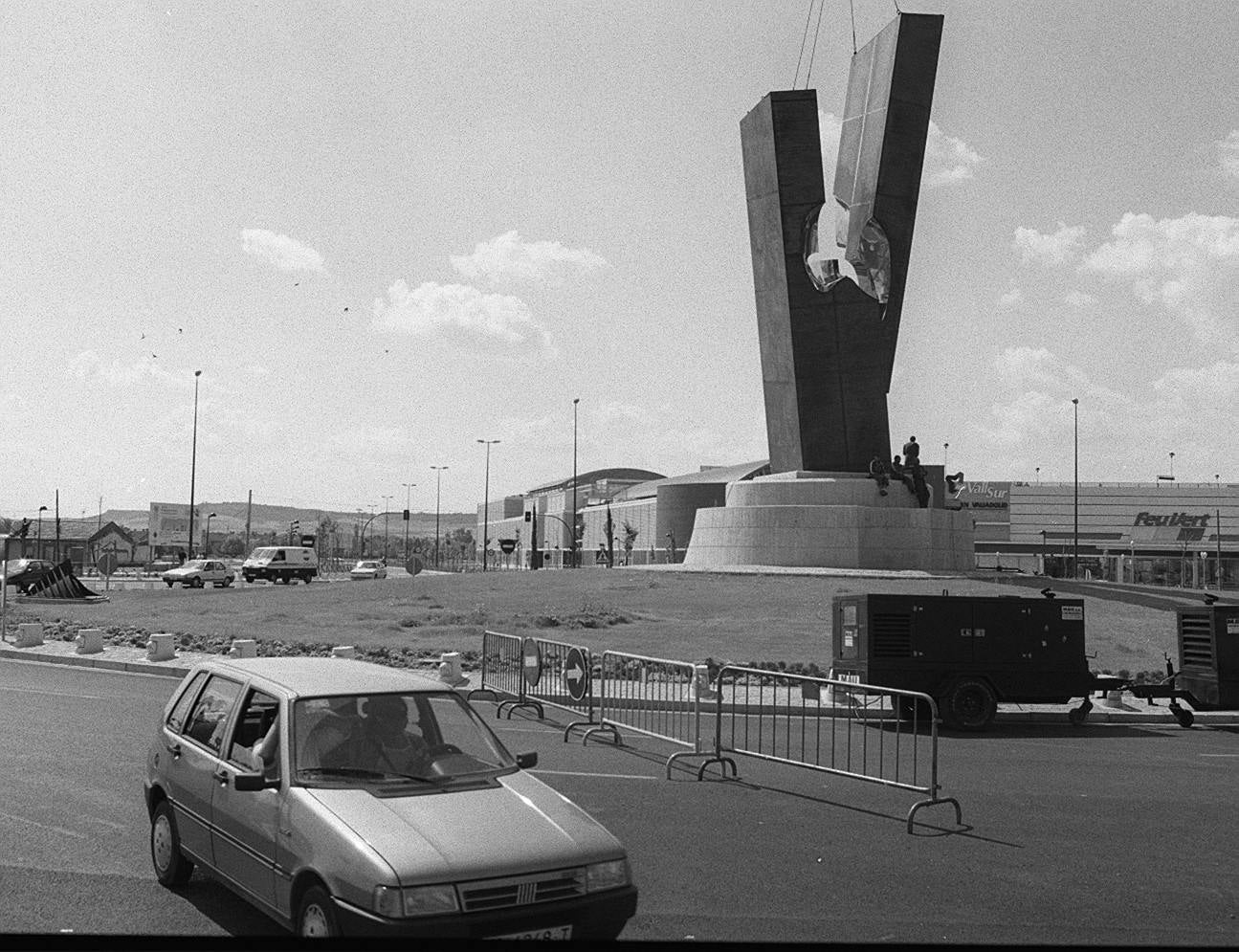 Montaje de la escultura, el 13 de julio de 1999.