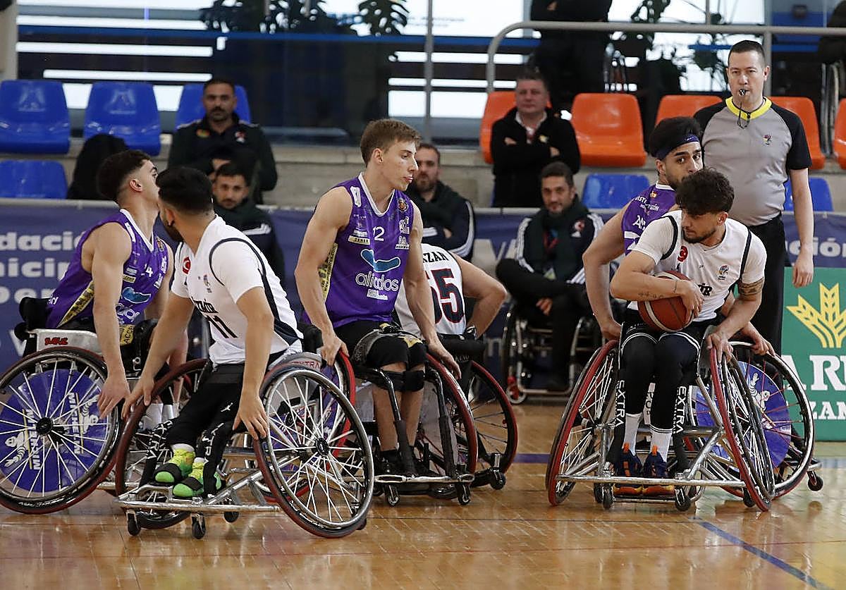 Un jugador del equipo turco protege el balón.