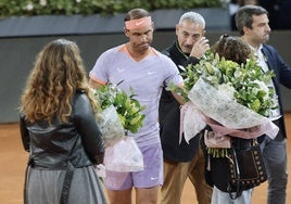 Rafa Nadal, junto con la familia de Sergio Delgado, en el homenaje por el vallisoletano en el Masters 1000 de Madrid, donde trabajaba el joven.