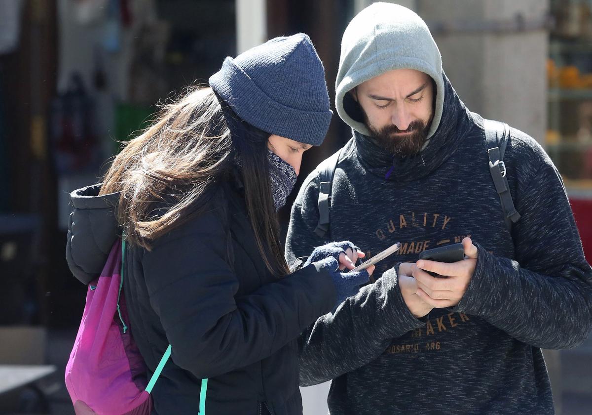 Turistas abrigados este sábado en el centro de Segovia.