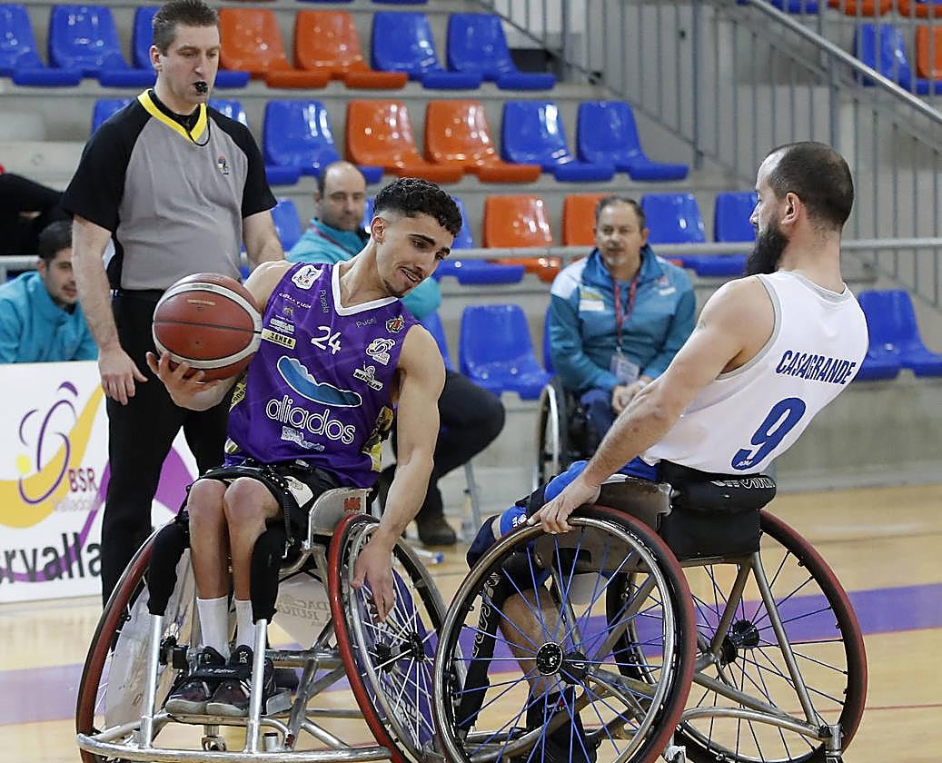 Dagamin frena un ataque ante la presencia de un rival.