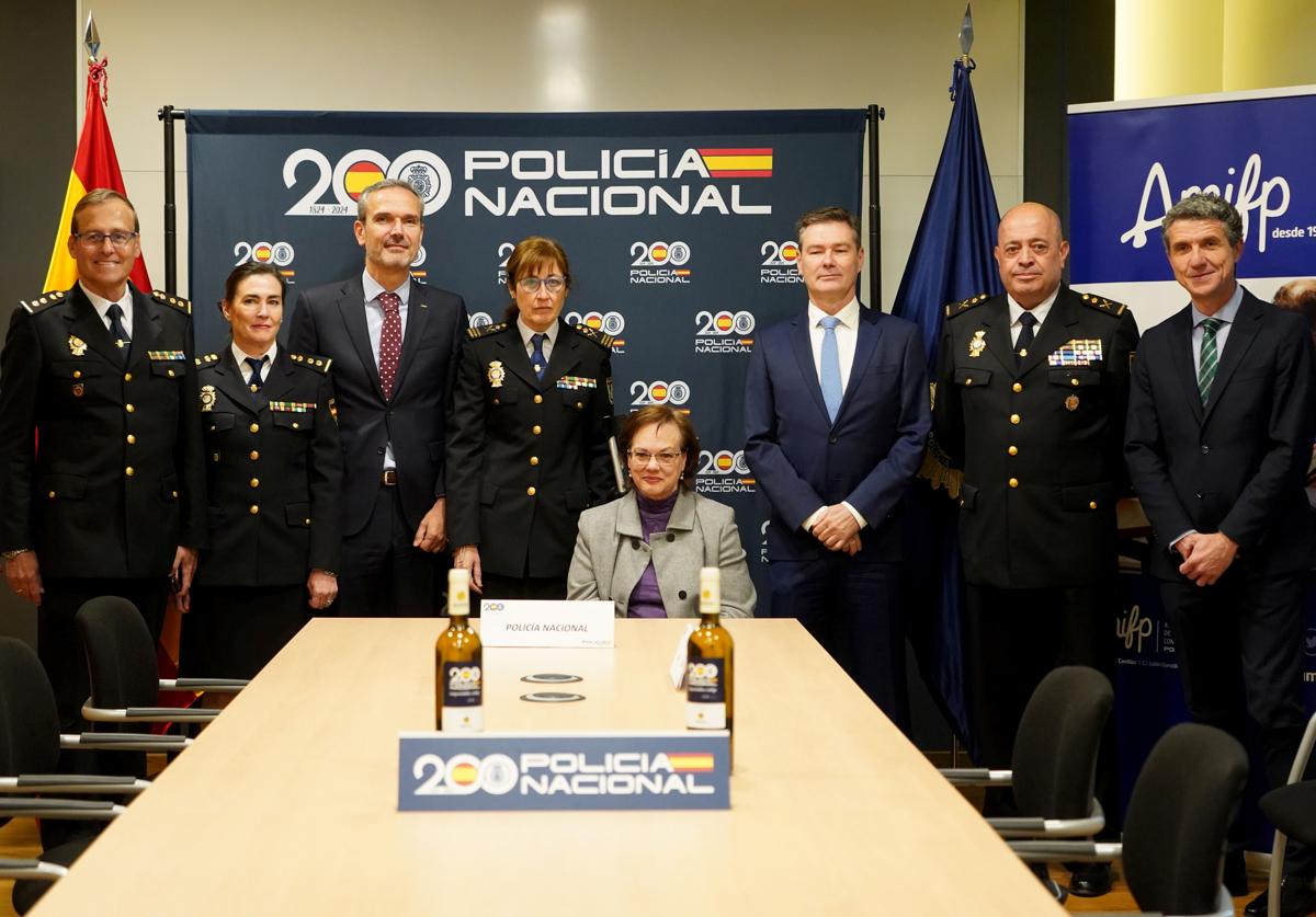 Presentación de las botellas de la DO Rueda con etiquetado especial dedicado al bicentenario de la Policía Nacional.