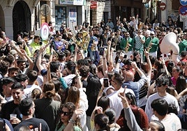 Momento de la clausura de la concentración, con tres charangas participantes entonando el Chúndara en la Plaza de España.