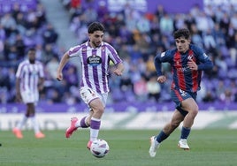 Raúl Moro conduce perseguido por un jugador del Huesca.