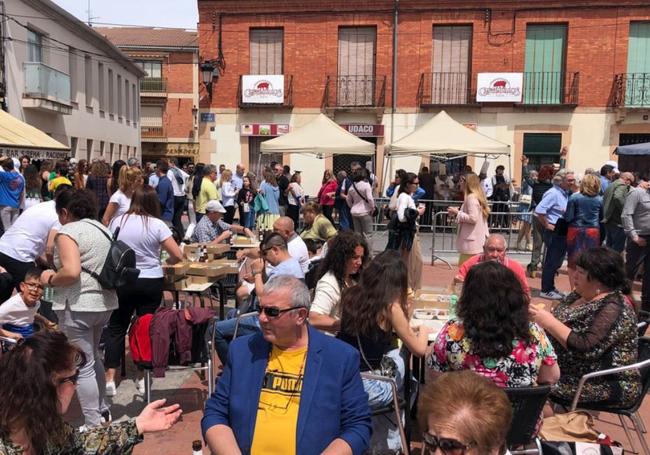 Asistentes a una feria del chorizo de Cantimpalos.