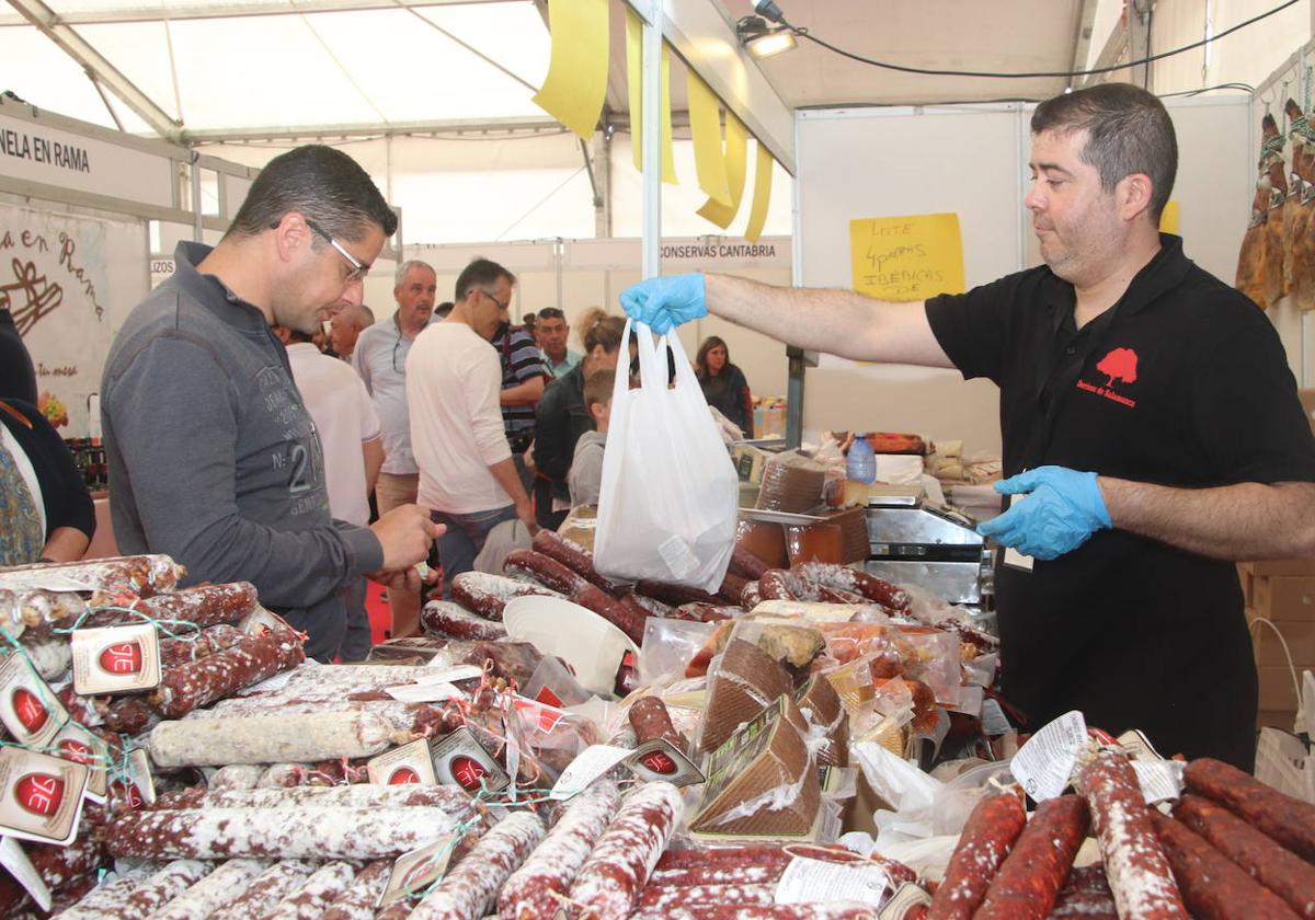 Venta de productos alimenticios en la pasada edición de la Feria de Cuéllar.