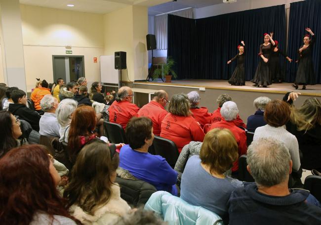 Actiación del festival de sevillanas en el centro cívico.