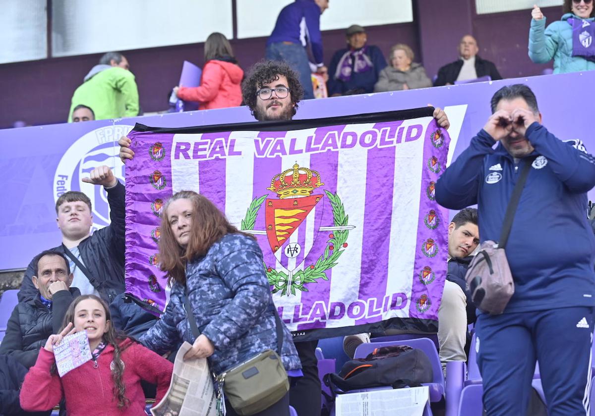 Búscate en la grada del estadio José Zorrilla (1/4)