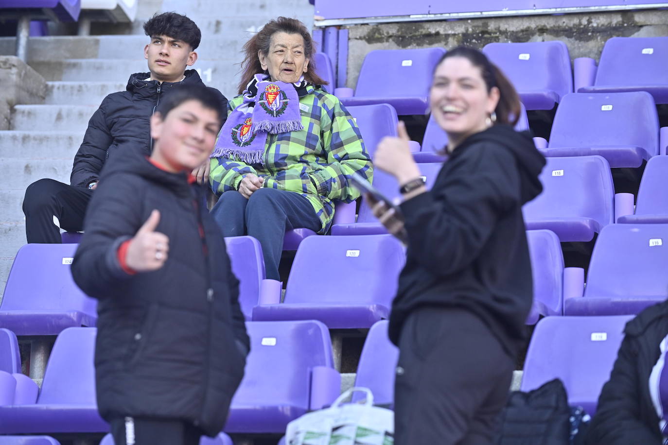 Búscate en la grada del estadio José Zorrilla (1/4)