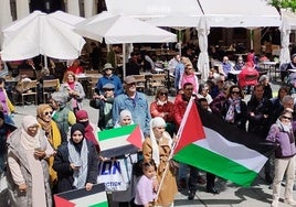 Concentración en la Plaza Mayor de Segovia tras la marcha contra el genocidio en Gaza.