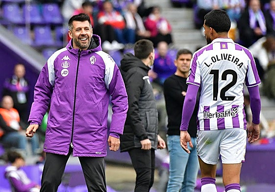 Pezzolano sonríe con Oliveira, durante el encuentro ante la SD Huesca.