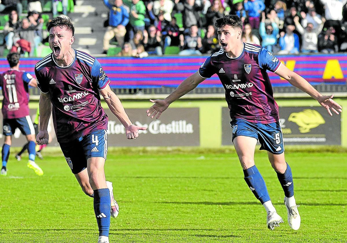 David López y Sergi Molina celebran un gol de la Gimnástica Segoviana esta temporada en el municipal de La Albuera.