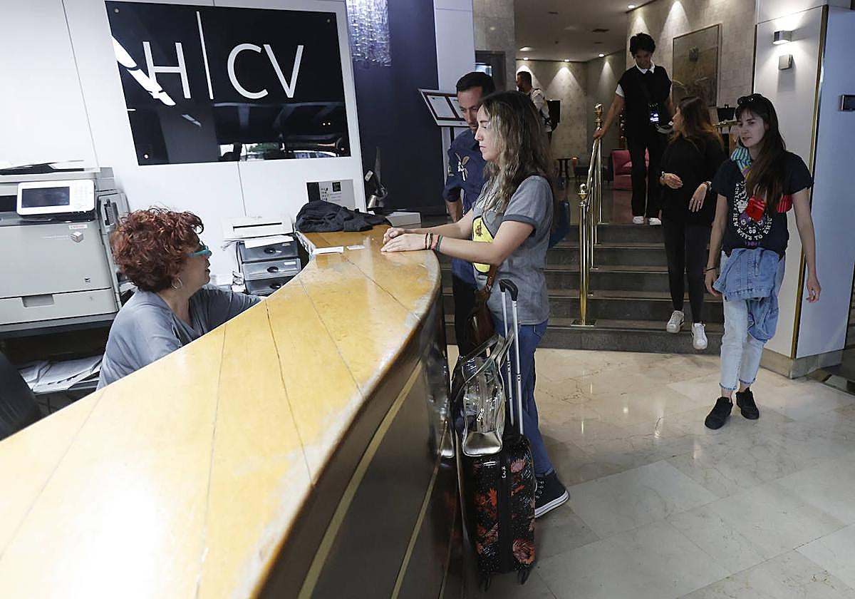 Turistas en un hotel.