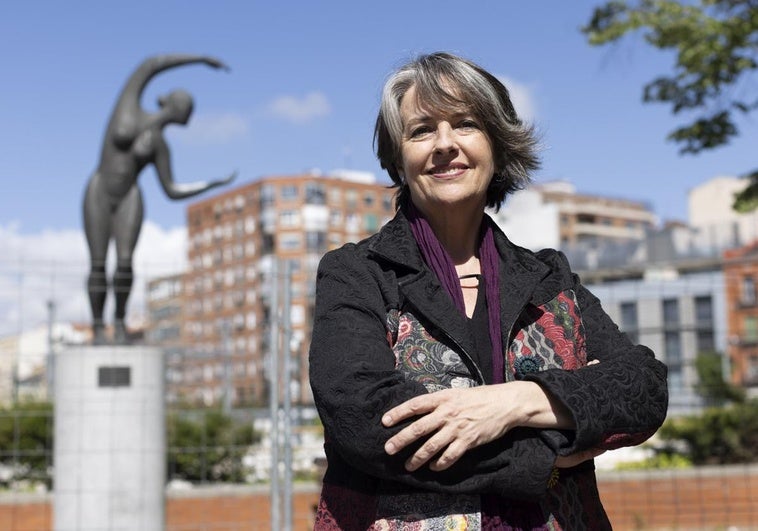 Ana Hernando posa ante 'Danzando para la luna'.