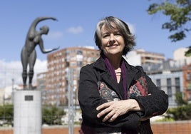 Ana Hernando posa ante 'Danzando para la luna'.