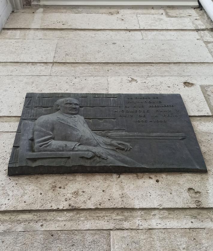 Imagen secundaria 2 - 'Danzando para la luna', 'Guardia urbano' (en su inauguración en 2002) y 'Relieve de Nicomedes Ruiz de la Peña'.