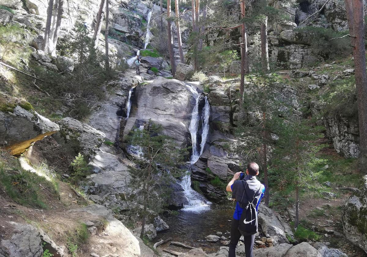 Un senderista en el entorno de la cascada de La Chorranca.