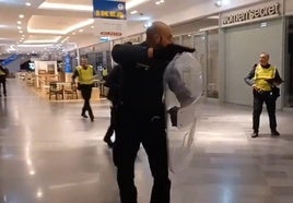 Un momento del simulacro antiterrorista llevado a cabo en RÍO Shopping.