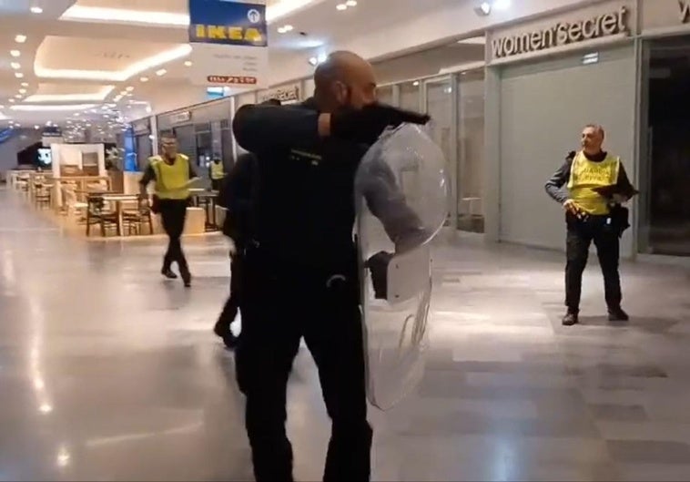 Un momento del simulacro antiterrorista llevado a cabo en RÍO Shopping.