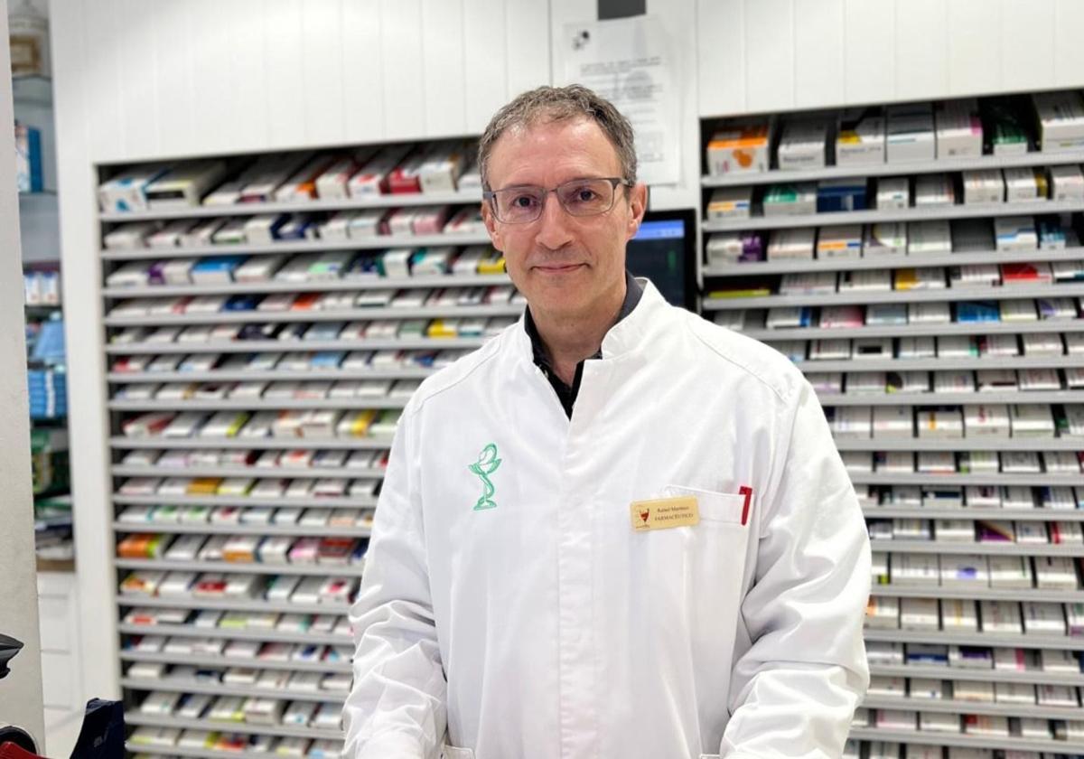 Rafael Martínez Olmedo, en su farmacia de Delicias.