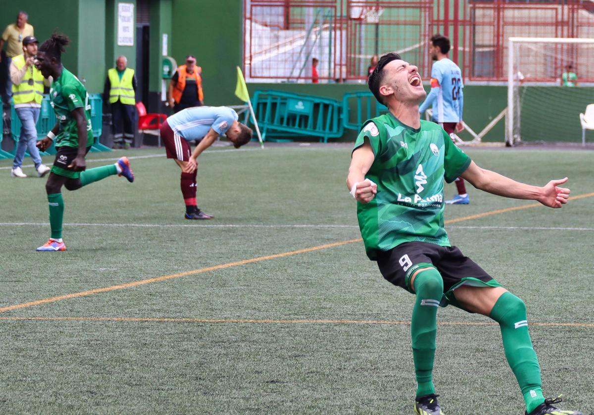 Jugadores del Paso celebran el triunfo con futbolistas de la Segoviana, al fondo, desilusionados tras la derrota.