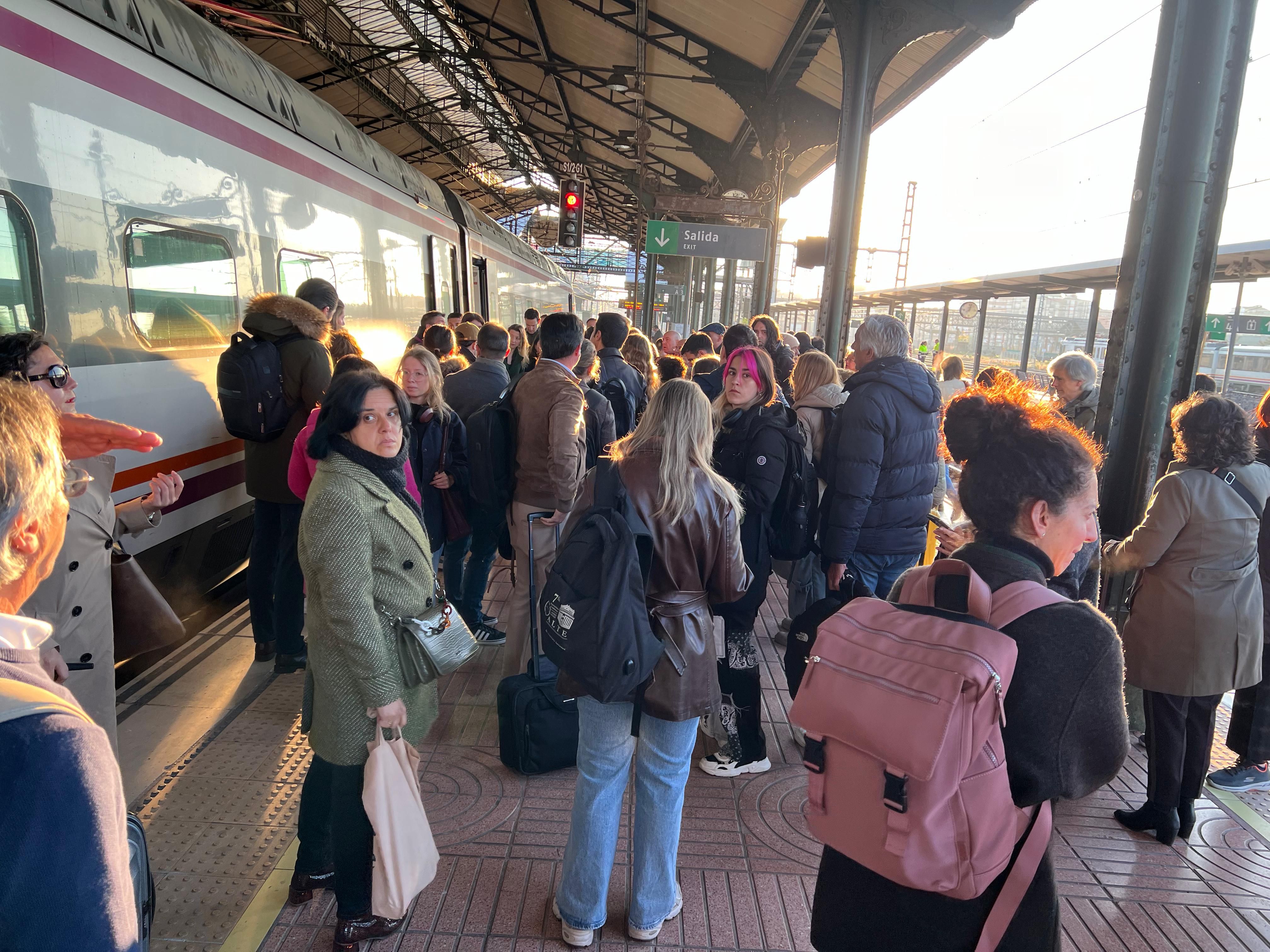 Pasajeros esperando la llegada de un tren con destino Madrid este lunes por la mañana en la estación de Campo Grande.