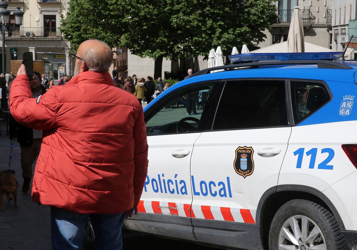 Patrulla de la Policía Local en el centro de Segovia, este fin de semana.