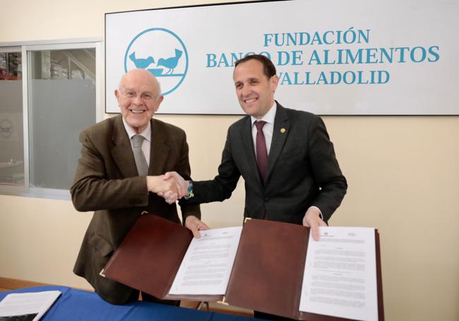 Jesús Mediavilla, presidente de la Fundación Banco de Alimentos de Valladolid, y Conrado Íscar, presidente de la Diputación de Valladolid.