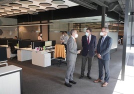 El consejero de Economía visitó las instalaciones de Intrum en su inauguración, en junio de 2022.