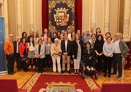 La presidenta de la Diputación y el diputado Juan Antonio Obispo, con representantes de las entidades.