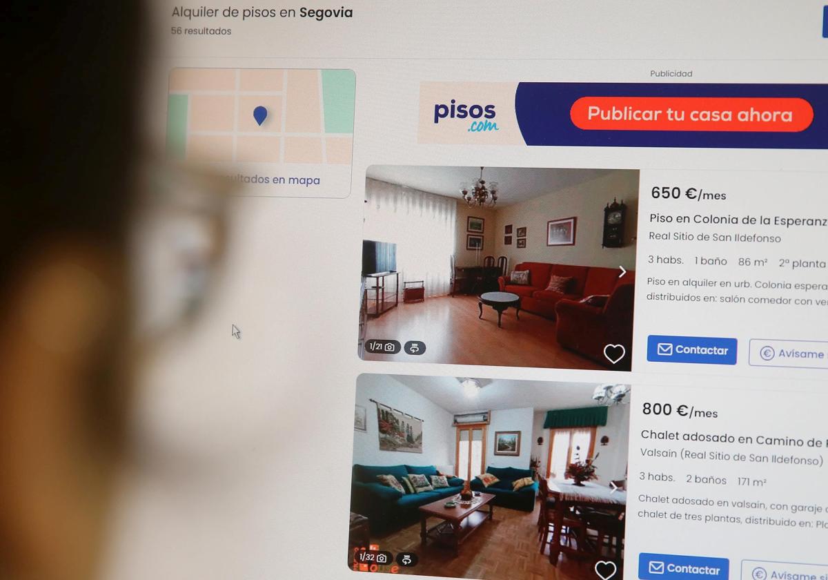 Una persona observa varios anuncios de alquileres en Segovia publicados en un portal inmobiliario.