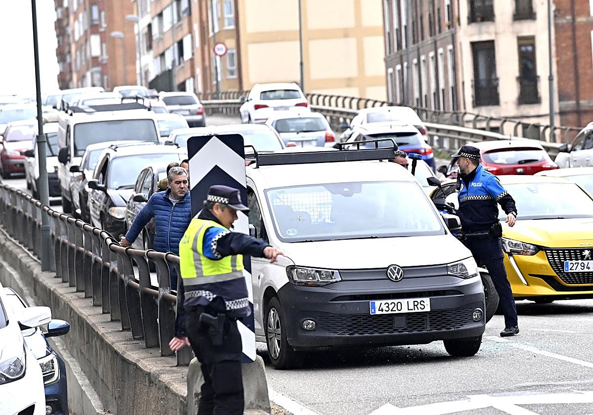 Agentes de la Policía Municipal regulan el tráfico al mediodía de este martes en Arco de Ladrillo tras el accidente.