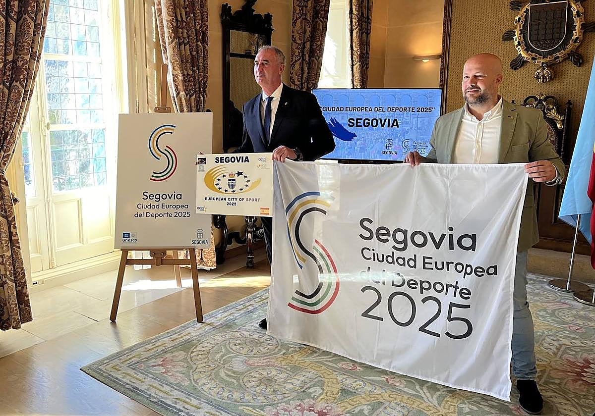 El alcalde y el concejal de Deportes muestran la credencial y el nuevo logo.