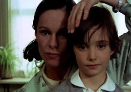 Geraldine Chaplin y Ana Torrent, en 'Cría cuervos'.