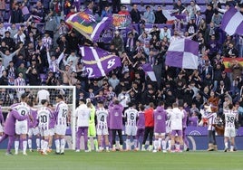 Los jugadores celebran con los aficionados el último triunfo ante el Huesca.